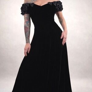 Vintage 90s Black Velvet Gothic Gown Off Shoulder Vampy Prom Dress‎ Size 6